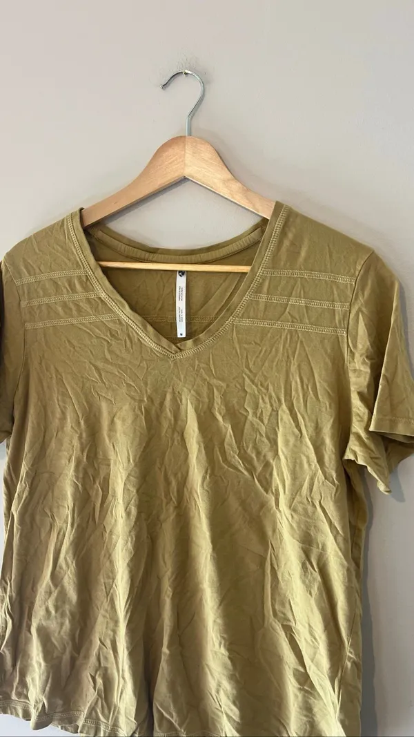 Kühl Women’s Organic Cotton V-Neck Short Sleeve Mustard Yellow Olive Green Top M - Image 4