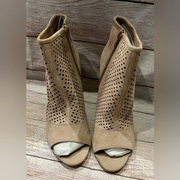Audrey Brooke Madison Natural Leather Perforated OpenToe Bootie size 10. - Image 4
