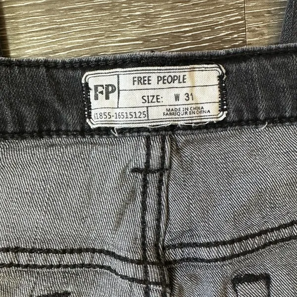 Women Free People Charcoal Distressed Skinny Jeans size 31 - Image 4
