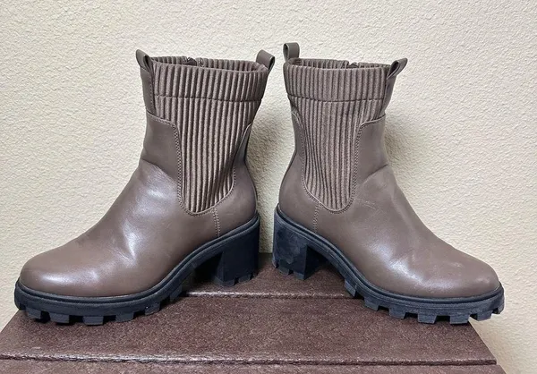 A New Day Chocolate Brown faux Leather booties Stretch Sides size 8.5 - Image 2
