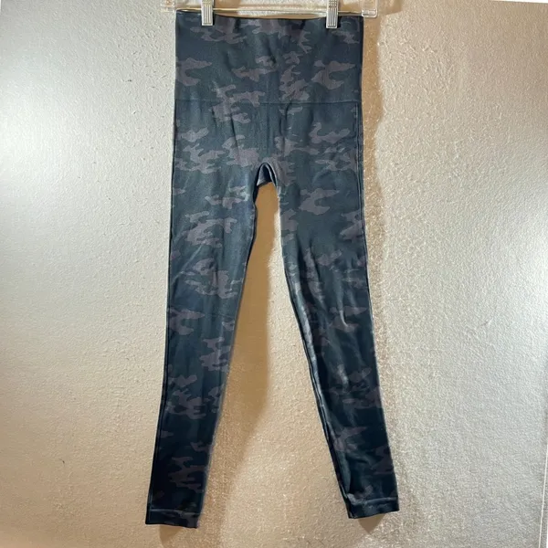866 | Spanx Look at Me Now Seamless Camo Leggings‎ Black Women Medium - Image 3