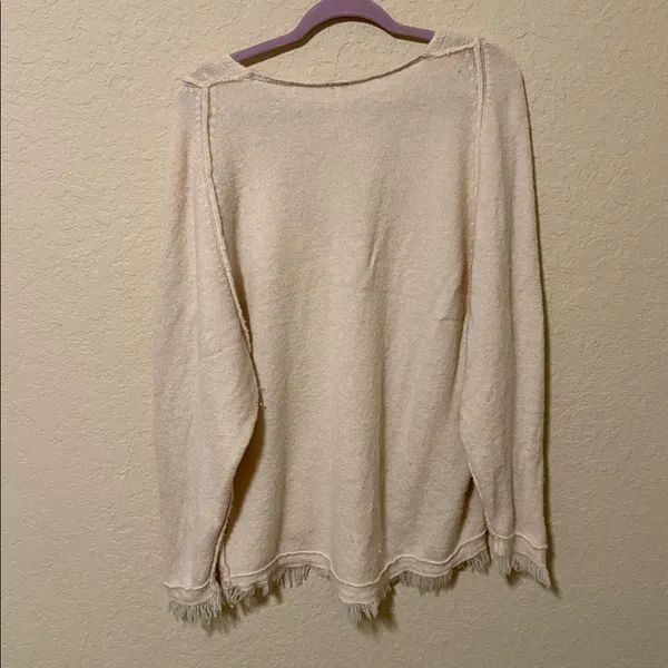 Free People Cream V-Neck Lightweight Fringe Hem Top boho oversized size m - Image 3