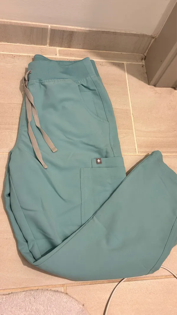 FIGS Scrubs Set - Image 3