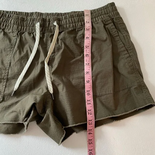 Vuori Women’s XL Olive Green Organic Cotton Utility Shorts Drawstring - Image 6