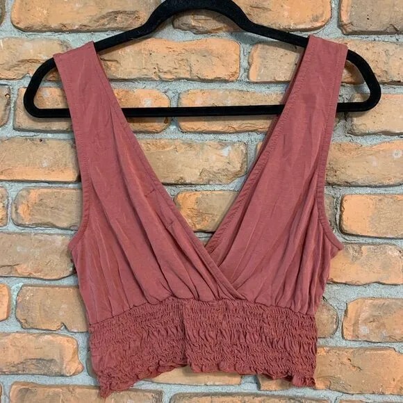 UO Urban Outfitters Crossover Smocked Cropped Lettuce Ruffle V-Neck Tank Red‎ L - Image 2