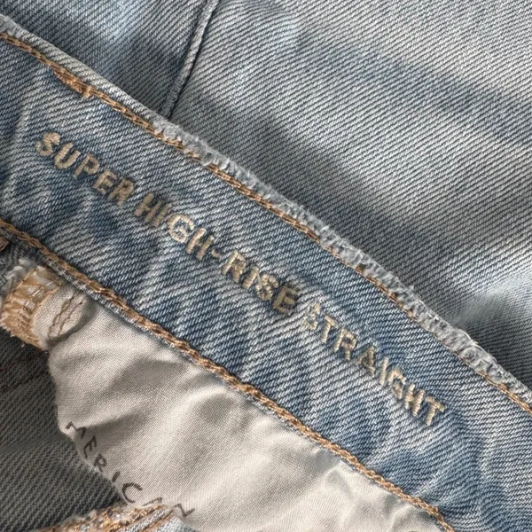 American Eagle Super High-Rise Straight Jeans Light Wash Sz 6 Short Raw Hem - Image 4