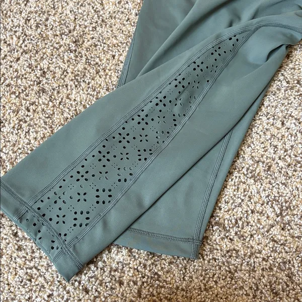 Aerie Women's Sage Green Crop Leggings - Image 2