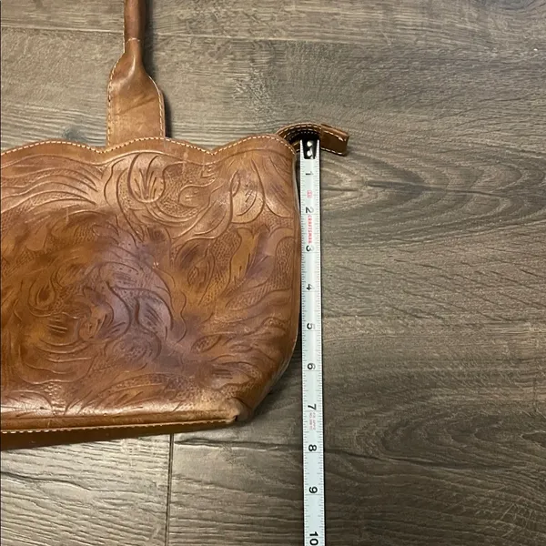 Leaders in Leather Light Brown Leather Shoulder Bag w/ Floral Western Design - Image 4