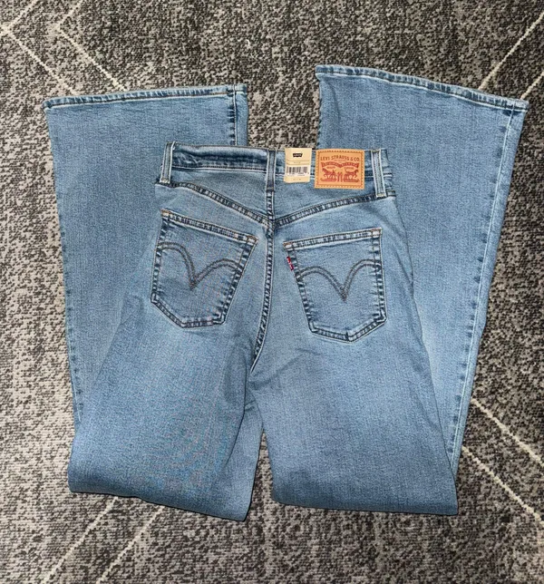Levi's Women's Ribcage Bell Bottom Jeans sz.26 - Image 5