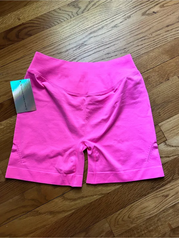 Seamless High-Rise Bike Shorts in Hot Pink - Image 2
