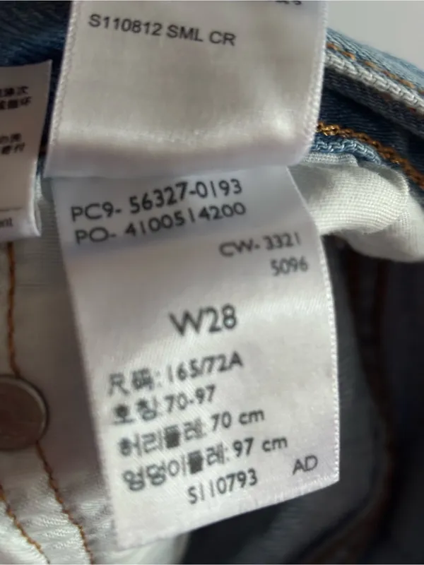 Levi’s 501 Shorts Size 28 - Image 3