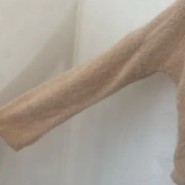 Storia v-neck cropped long sleeve sweater size M - Image 3