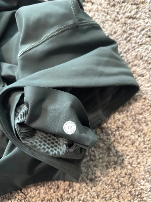 Lululemon Base Pace High-Rise Reflective Short 8" size 12 - Image 5