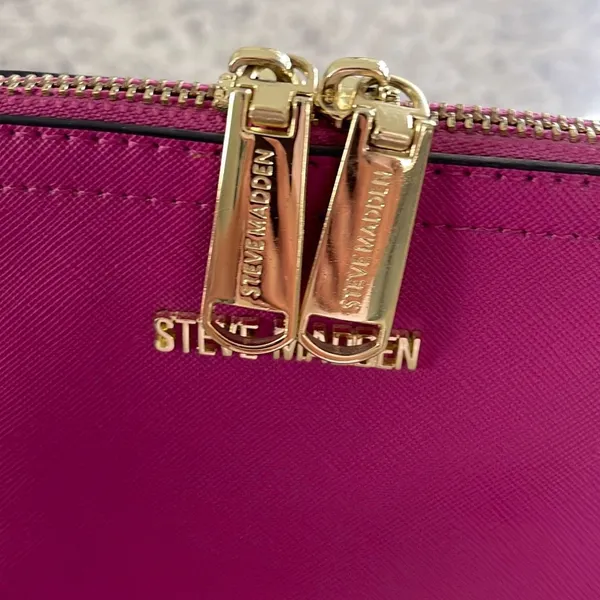 STEVE MADDEN CROSSBODY PURSE W/Gold accents Fuchsia 9”x 7.5”x 3.5”‎ - Image 2