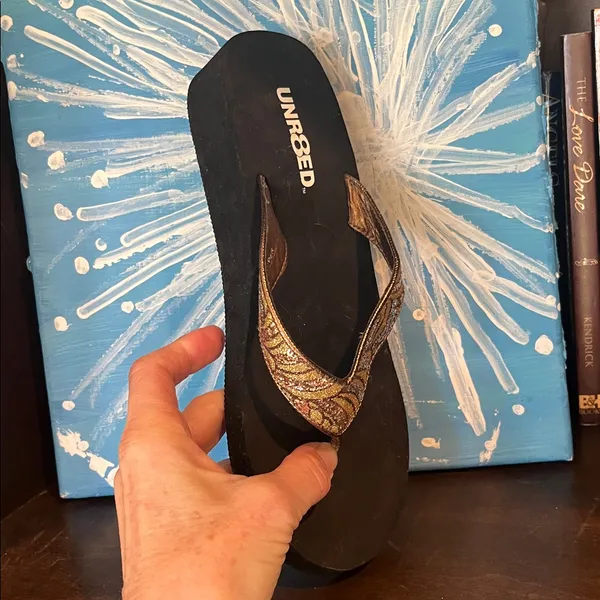 Unr8ed Serena Sparkly Gold Flip Flops Size 7 - Image 7