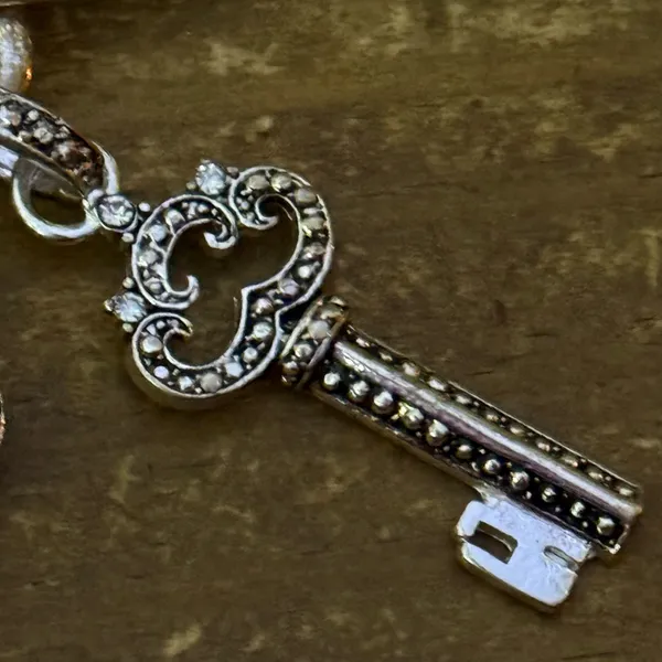 Chunky silver tone heart and skeleton key charm toggle bracelet - Image 3
