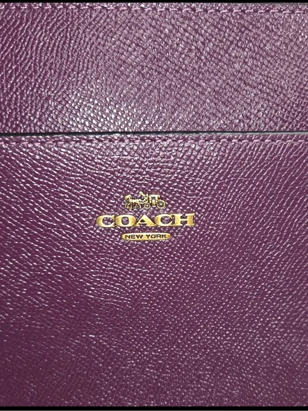 Coach Kitt Messenger Crossbody Bag with Adjustable Strap - Image 4