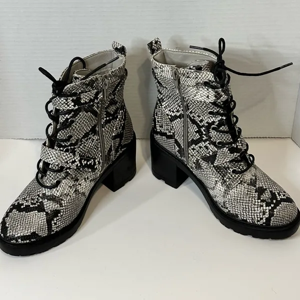 Shoedazzle Adrianna Shoes Block Heel Bootie Black White Faux‎ Snakeskin Size 6 - Image 3