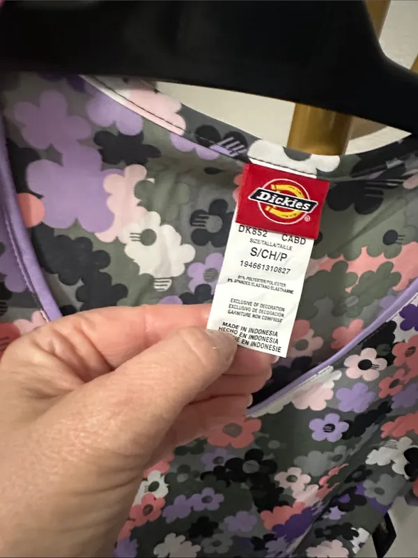 Dickies Women's Floral V-Neck Scrub Top in Purple, Pink, Black Sz S NWT - Image 5