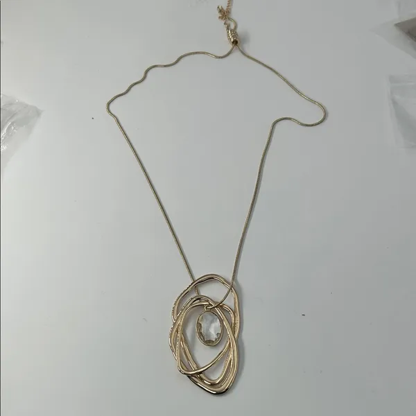 Elegant Gold Pendant Necklace - Image 4