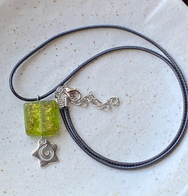 Handmade hippie funky fairy boho style green square glass bead & Swirl heart charm unisex necklace🟩🌳🍃🌀 - Image 5
