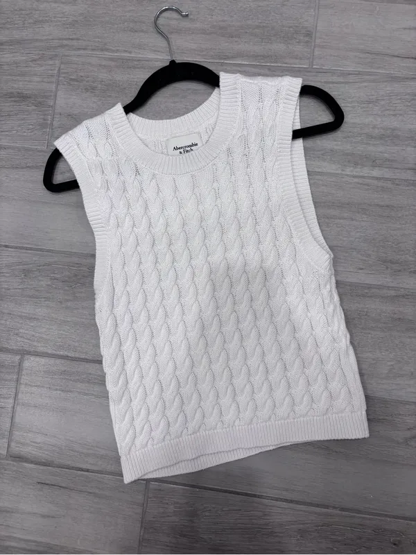 Abercrombie & Fitch White Cable Knit Sleeveless Sweater Vest size Medium - Image 2