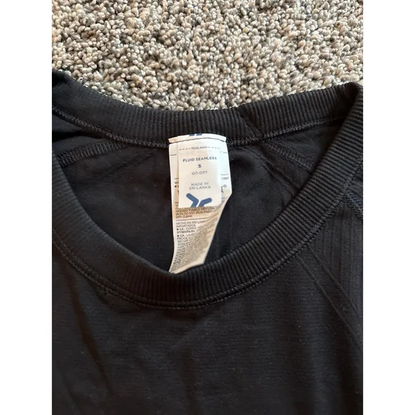 NWT Old Navy Women's Black Fluid Seamless Go Dry Tee Size Small - Image 2