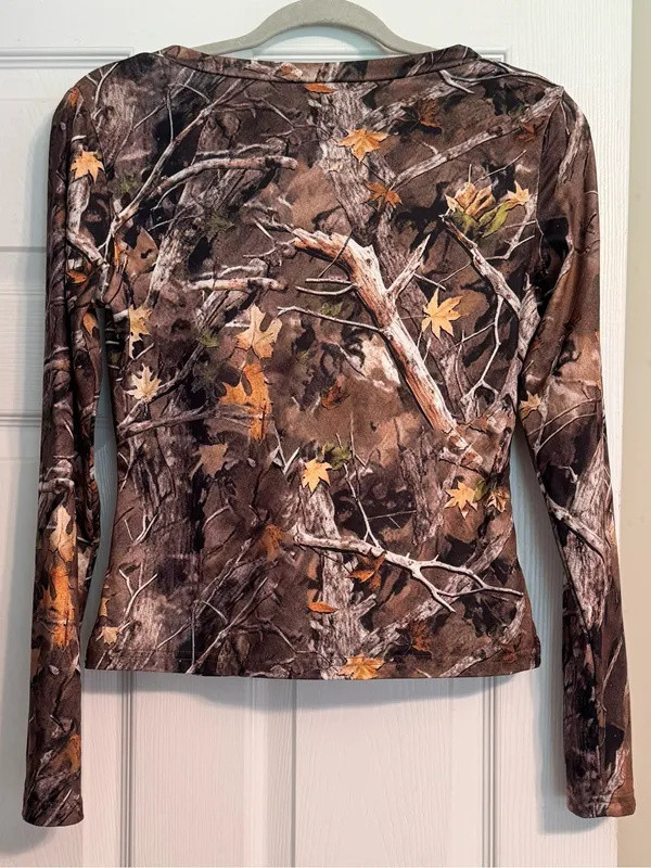 Women’s Camo Print Long Sleeve V-neck Cropped Stretch Top Size Medium - Image 4