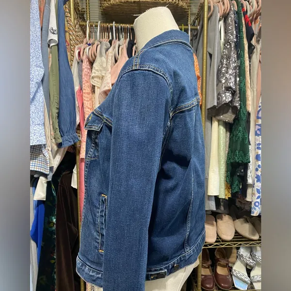 GAP Women's Icon Denim Trucker Jacket Medium Indigo Wash Stretch Size XL - Image 3