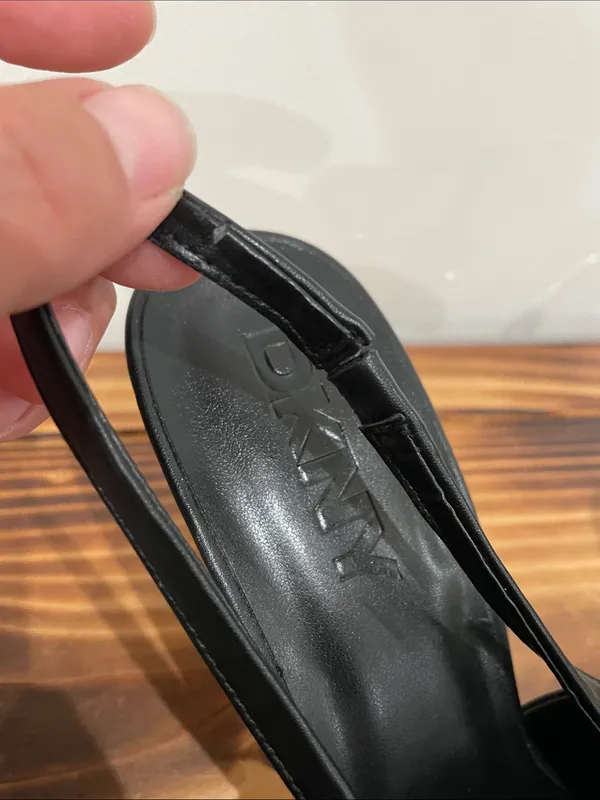 New! DKNY Slingback Pumps Black Heels Chain & Charms Detail Size 8.5 - Image 9