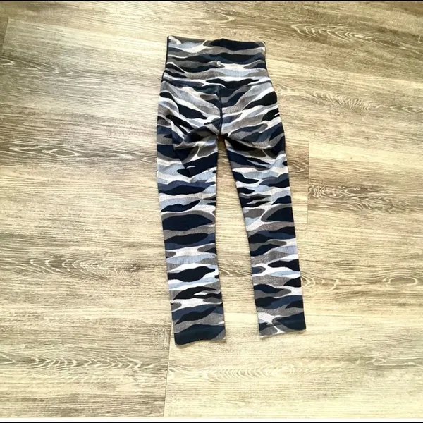 Lululemon wunder under Camo crop leggings - Image 3