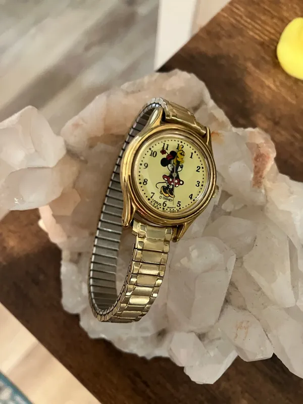 Vintage Lorus Disney Minnie Mouse Gold Tone Women's Watch - Image 4