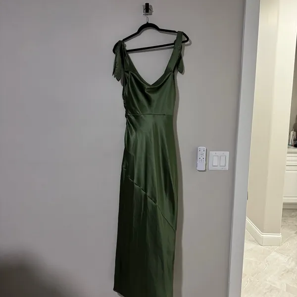 Petal & Pup Selma Off Shoulder Olive Dress Size M - Image 5