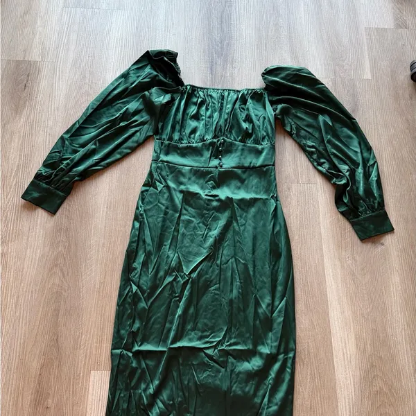 Elegant‎ Emerald Green Satin Midi Dress with Puff Sleeves - Image 3