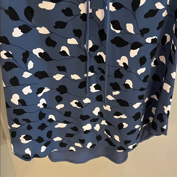 LOFT Women's Navy and White Patterned Blouse - Image 3
