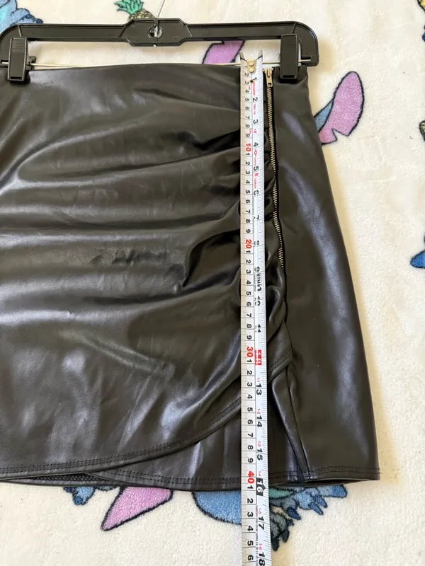 Windsor Black Faux Leather Ruched Side Zip Bodycon Mini Skirt Y2K NWT Small Moto - Image 4