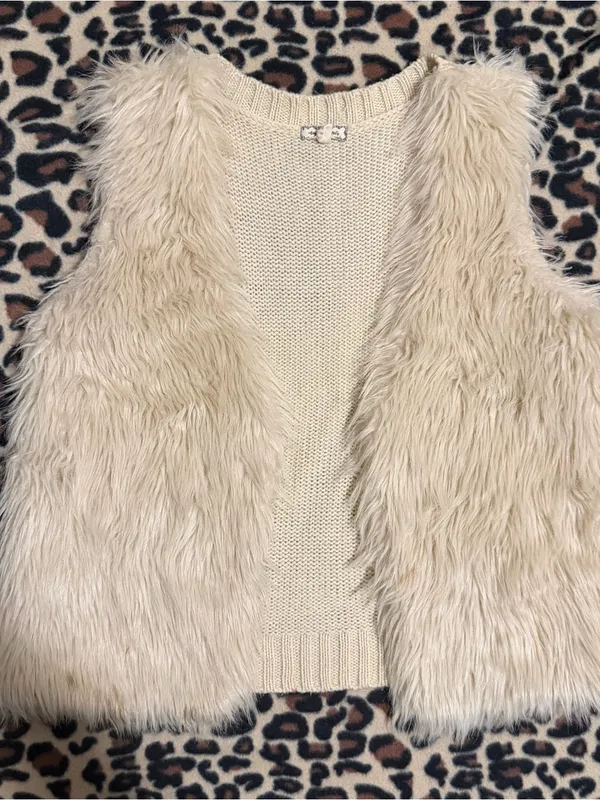 2000s vintage style cream faux fur vest - Image 2