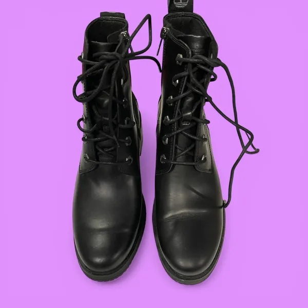 Cute clean lace up Timberland black leather boots 2” block heel classic street - Image 4