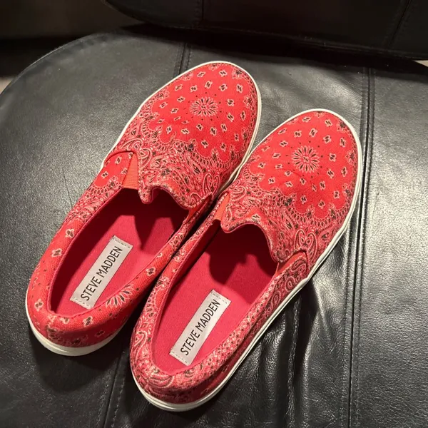 Steve Madden Red Patterned Slip-On Shoes - Image 5