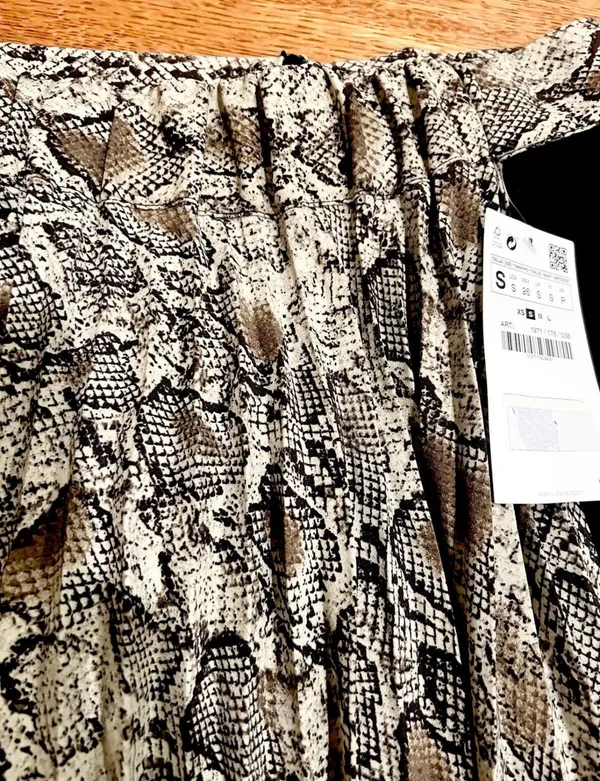 Zara BASIC NWT TRENDY NWT BLACK/front snake print pleated midi skirt S - Image 10