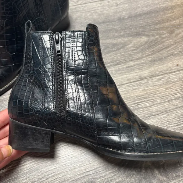Trotters Black Croc Embossed Booties Square Toe Side‎ Zip Block Heel Size 5M - Image 8