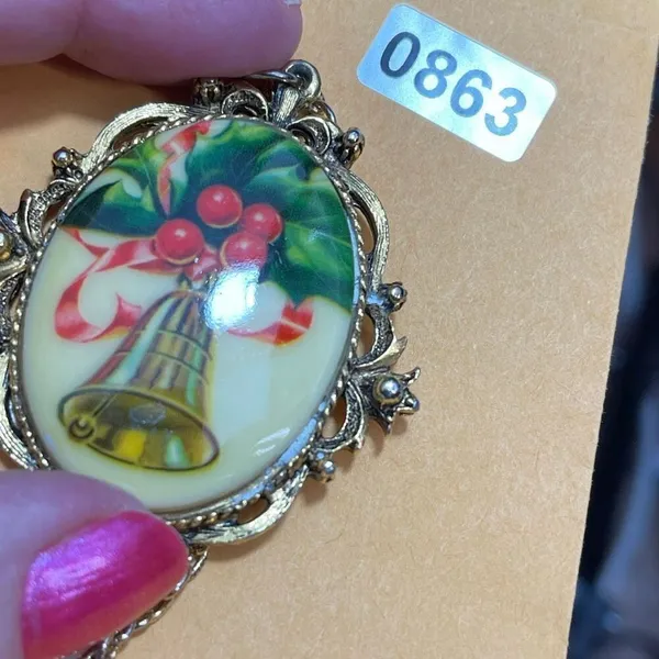Vintage Christmas scene cameo style necklace - Image 7