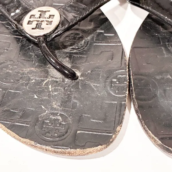 Tory Burch Thora Black Leather Gold Logo Medallion Thong Sandal Size 8M - Image 3