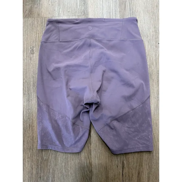 Lululemon lab Embossed Nulu Yoga Short 8" Tracer Print Emboss‎ Purple Size 6 - Image 2