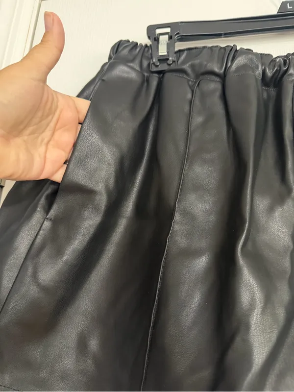 TopShop Women's Faux high rise Leather Black Elastic-Waist Shorts size 8 - Image 7