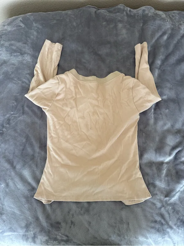 Aritzia Light Beige Button-Front Women's 3/4 long sleeve Top - Image 4