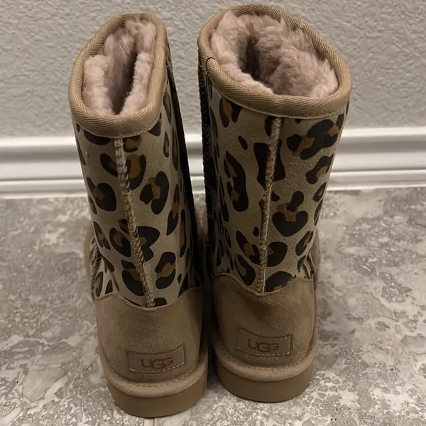 UGG Genuine Sheepskin Lined Leopard Print Boots, Size EU36 US5 New in Box - Image 9