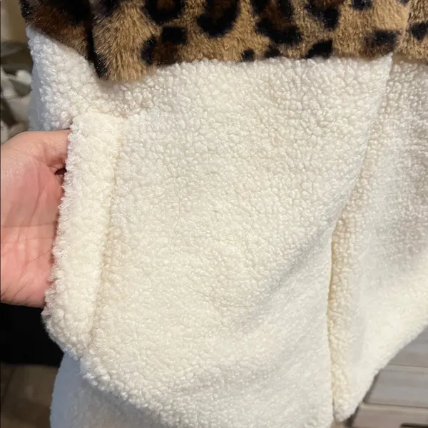 Southern Stitch Sherpa cream and leopard vest. Size L/XL NWT - Image 4