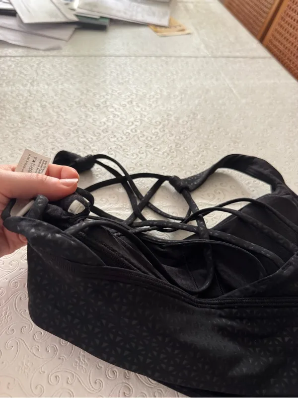 Lululemon black geometric design criss cross sports bra padded US 4 workout - Image 9