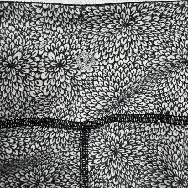 Lululemon Women’s Floral Print Leggings Size 6 Black White 31” Full Length - Image 3